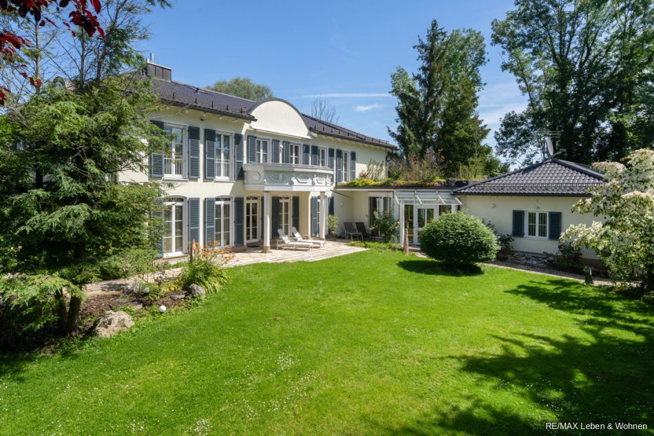 Luxeriöse Villa im Grünen mit Charme und Stil !<br />
406 m² Wohnfläche + 3fach Gararge