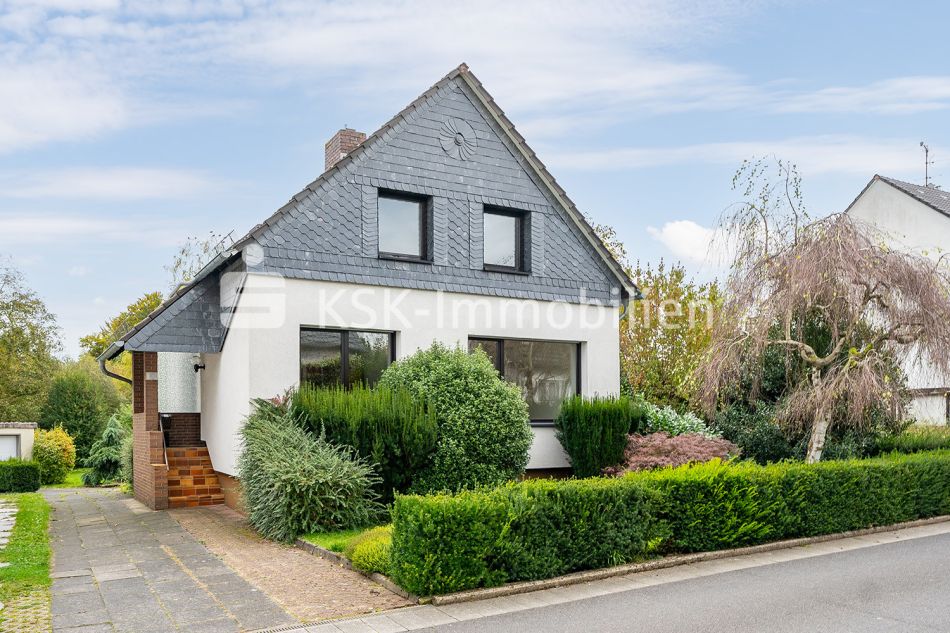 Ihr neues Zuhause: freistehend und hell mit weitläufigem Garten.