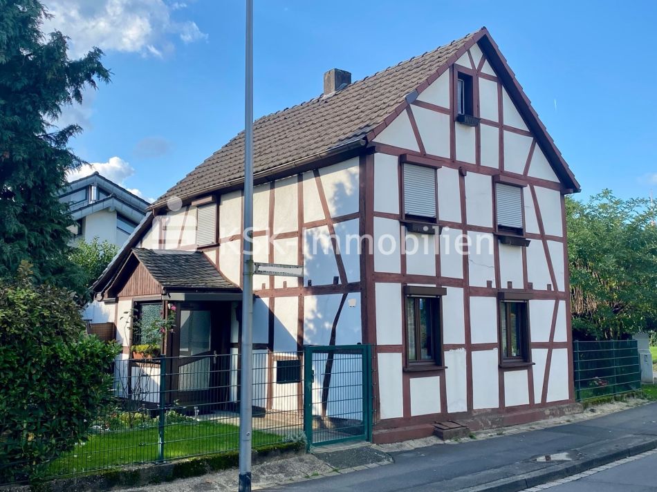 Charmantes, sanierungsbedürftiges Fachwerkhaus in Siegburg-Brachoß.